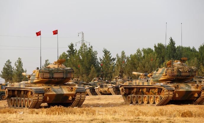 دبابات تركية عند الحدود مع سوريا